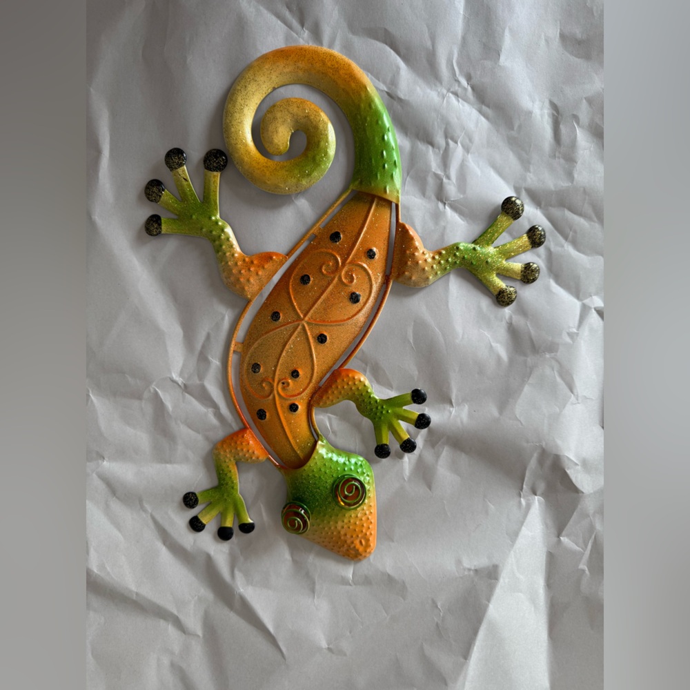 colorful metal gecko wall art decoration suitable for indoor or outdoor use